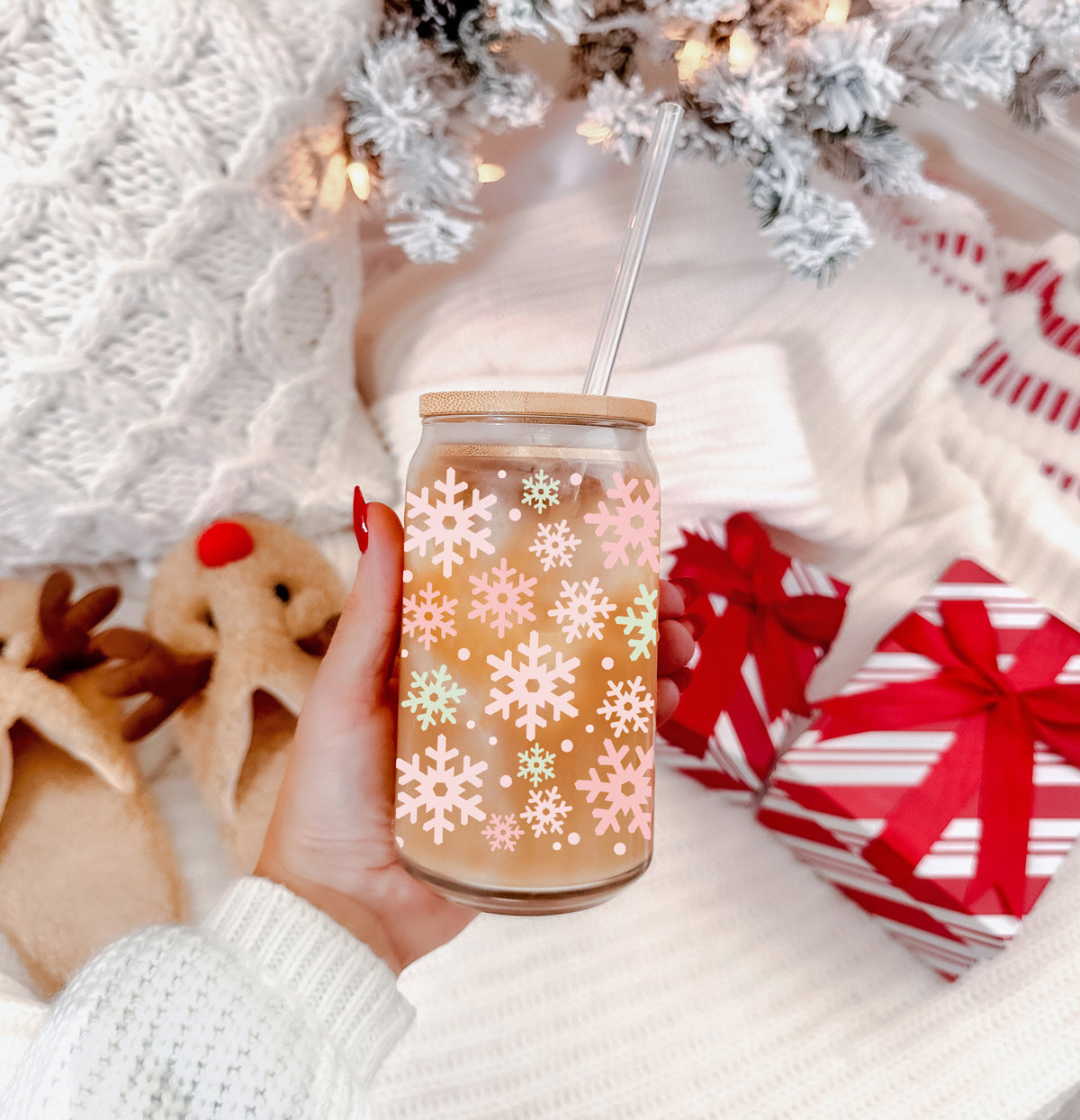 Christmas coffee mug gift – festive snowflake glass cup for holiday drinkware
Christmas snowflake glass cup 17oz glass straw - Pastel pink mint holiday tumbler bamboo lid - Winter festive gift
Festive drinkware gift – holiday glass cup with pastel snowflake accents